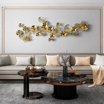 Pendentif mural métallique moderne suspendu dans un salon élégant