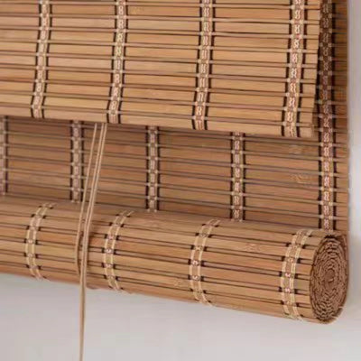 Store roulant en bambou naturel installé sur une fenêtre extérieure