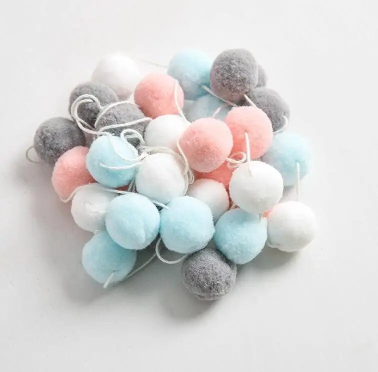 guirlande pompons rose bleu blanc moderne décoration anniversaire enfant velours chambre festive