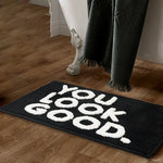 tapis bain antidérapant lettres relief moderne couleur noire blanche bleue rouge jaune rose
