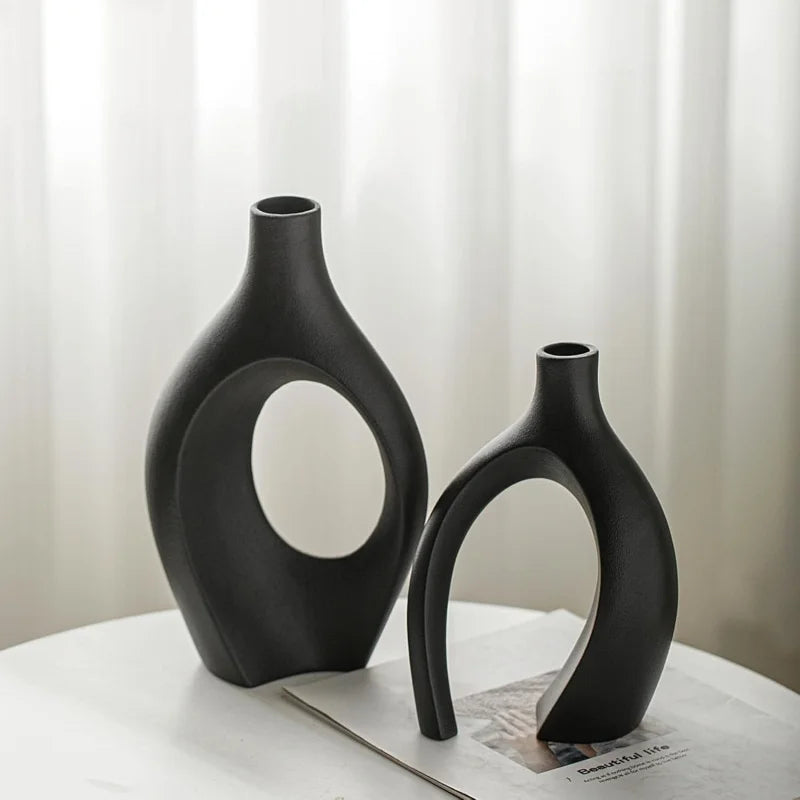 vases decoratifs modernes texturés noir beige fleurs seches bougie sculpturale minimalisteintérieur