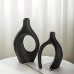 vases decoratifs modernes texturés noir beige fleurs seches bougie sculpturale minimalisteintérieur