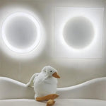 Détail de l'applique murale LED en forme de lune design moderne