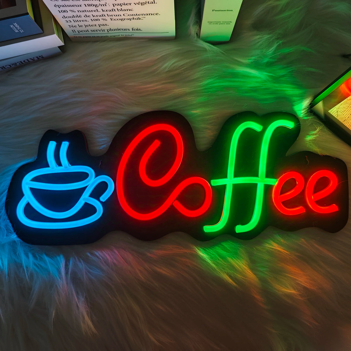 enseigne néon moderne lettres Coffee tasse bleu rouge vert fixée crochets