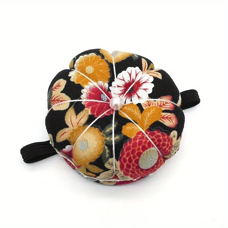 pinces couture traditionnelles fleurs colorées blanches rubans noirs noir rouge vert