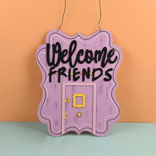 porte miniature bois violet détails dorés serrure cadenas plaque porte manteau réaliste déco murale