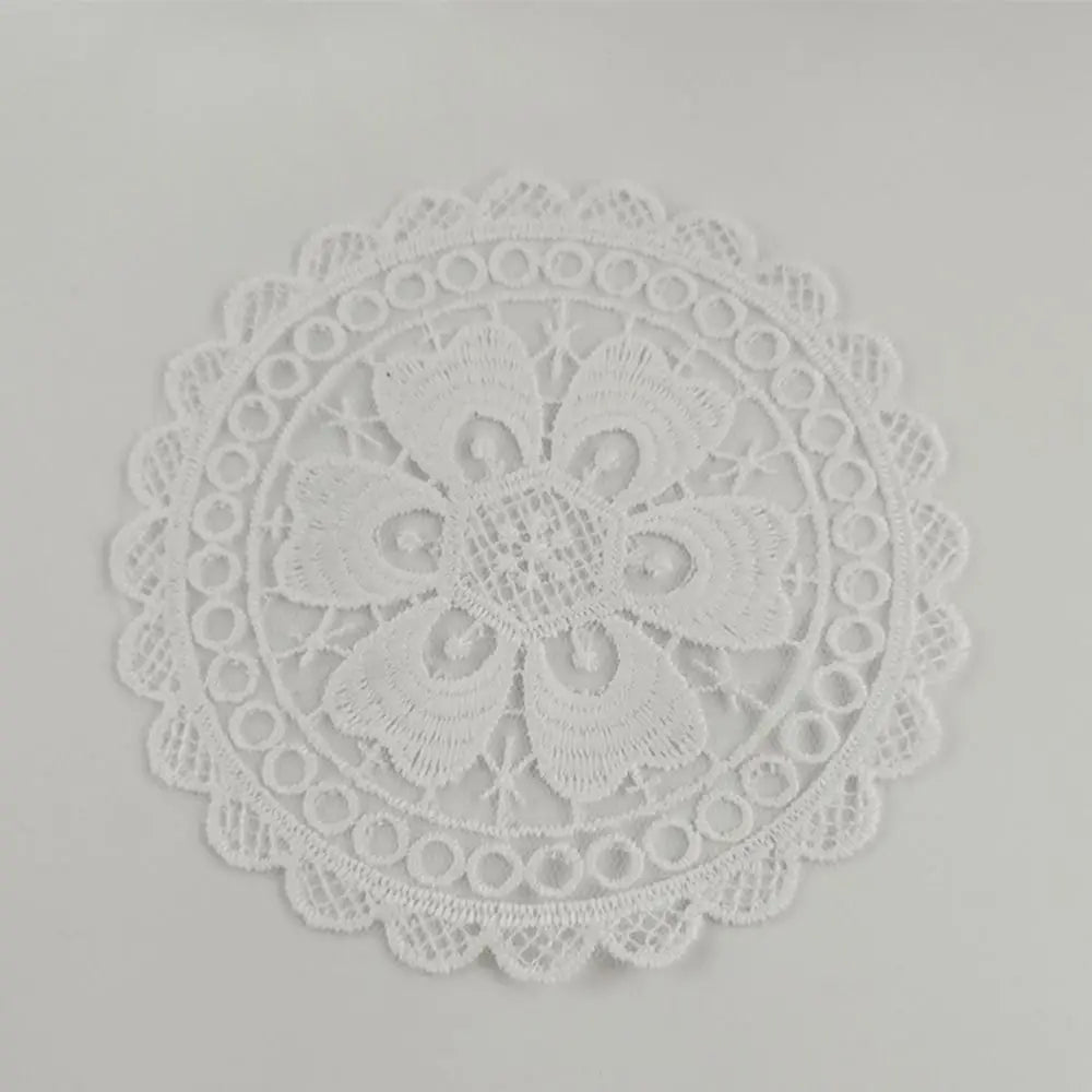 serviettes table vintage brodées fleurs dentelées beige rose clair blanc romantique