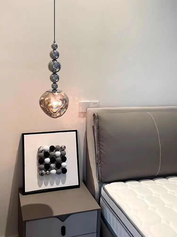 Suspension lave rose au-dessus d'un lit dans une chambre à coucher élégante