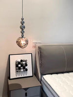 Suspension lave rose au-dessus d'un lit dans une chambre à coucher élégante