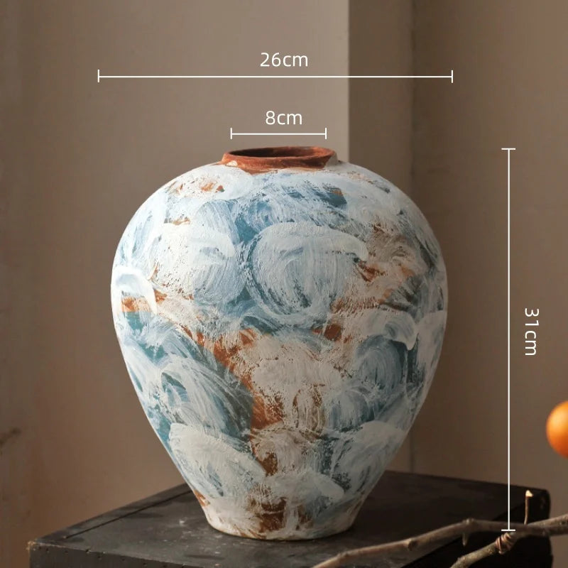 vase artisanal bleu blanc marron marbré rustique arrangement floral branches fruits decoration intérieure