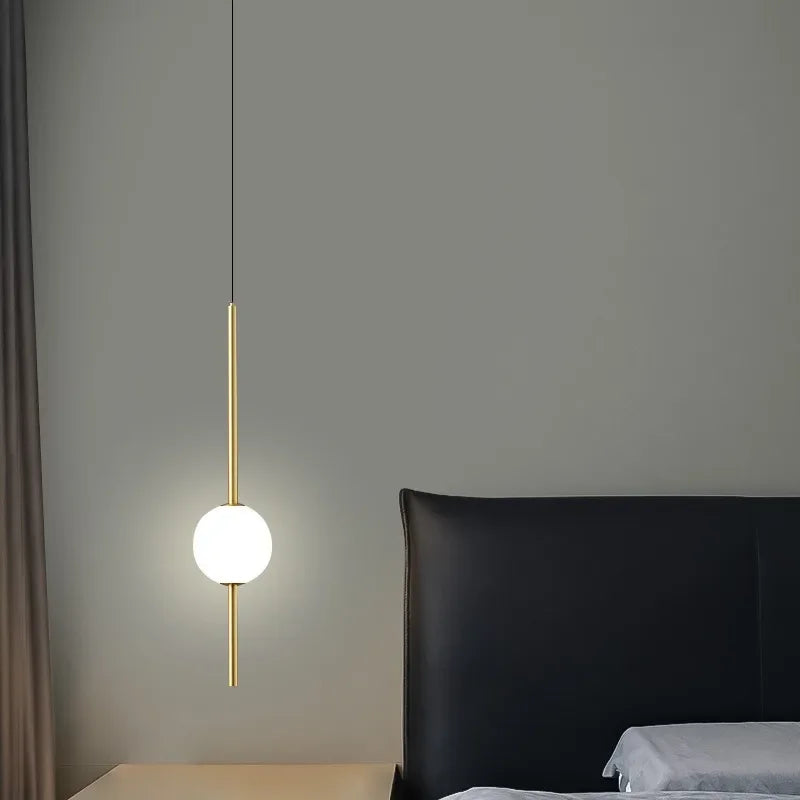 suspension lumineuse moderne blanc doré sphères translucides tiges métalliques minimaliste chambre salon