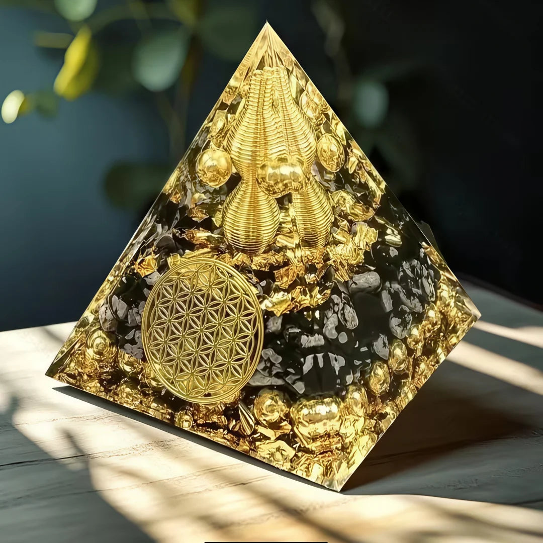 pyramide décorative obsidienne éclats dorés figurine or motif géométrique transparente saint valentin nouveau an