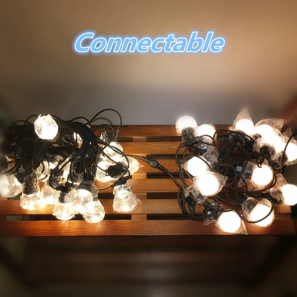 Guirlande lumineuse éclairant une terrasse pour une soirée