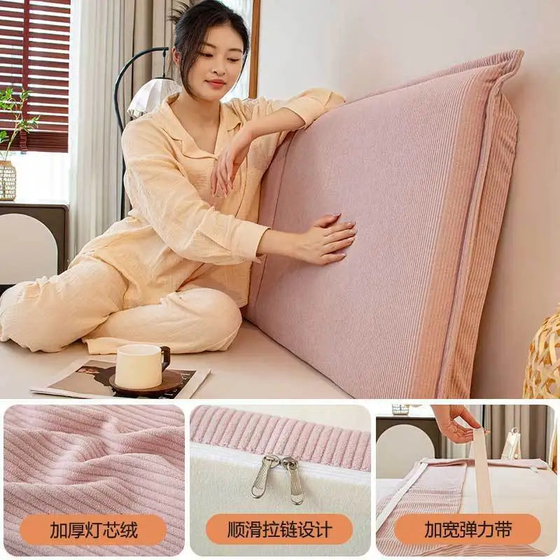 Coussin de tête de lit en velours côtelé bleu dans une chambre décorée