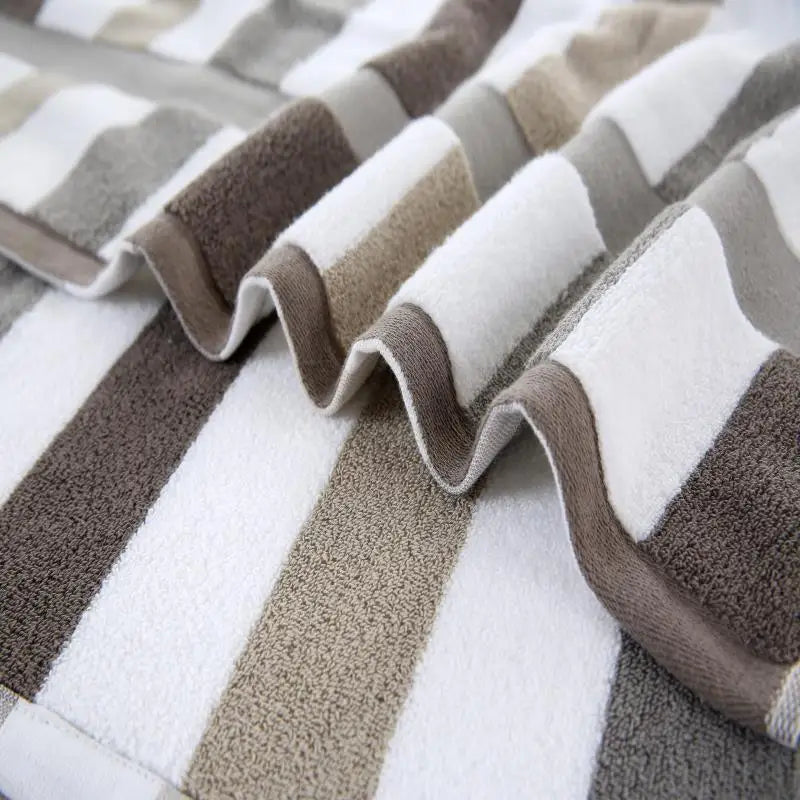 serviettes bain microfibre rayées modernes absorbantes bleu clair blanc beige gris rose pâle écologiques