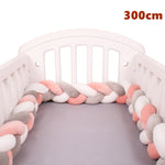 coussin noué bébé tissu doux texture tressée beige clair moderne confortable sécurité chambre anti