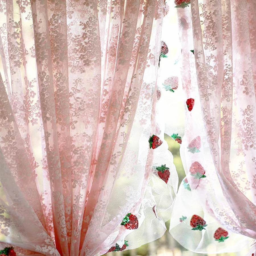 rideau floral rose fraises brodées dentelle blanche romantique translucide doux inclusion chambre