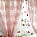 rideau floral rose fraises brodées dentelle blanche romantique translucide doux inclusion chambre