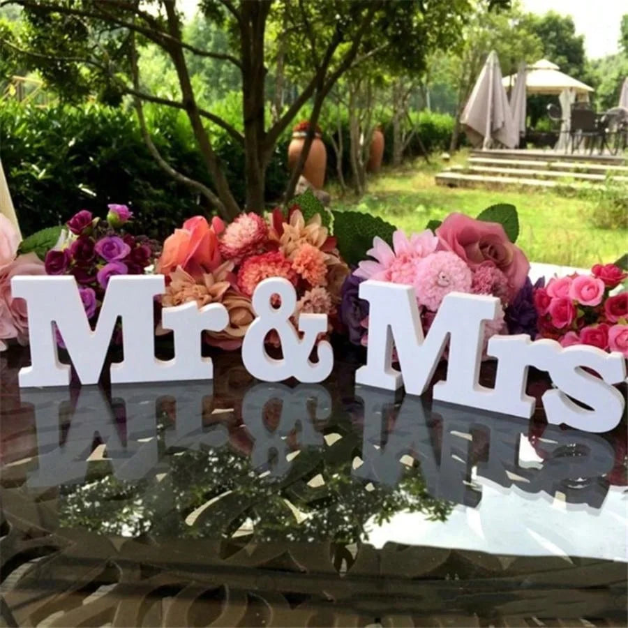 lettres bois mr mrs love gnome décoration table mariage fleurs confettis guirlandes vintage