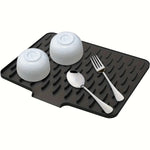 tapis séchage silicone noir rayures diagonales moderne vaisselle assiettes cuillères fourchettes évier comptoirs refroidisseurs