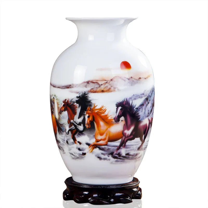 Un vase en porcelaine décoré d'une scène de chevaux sauvages courant dans un paysage de montagnes.