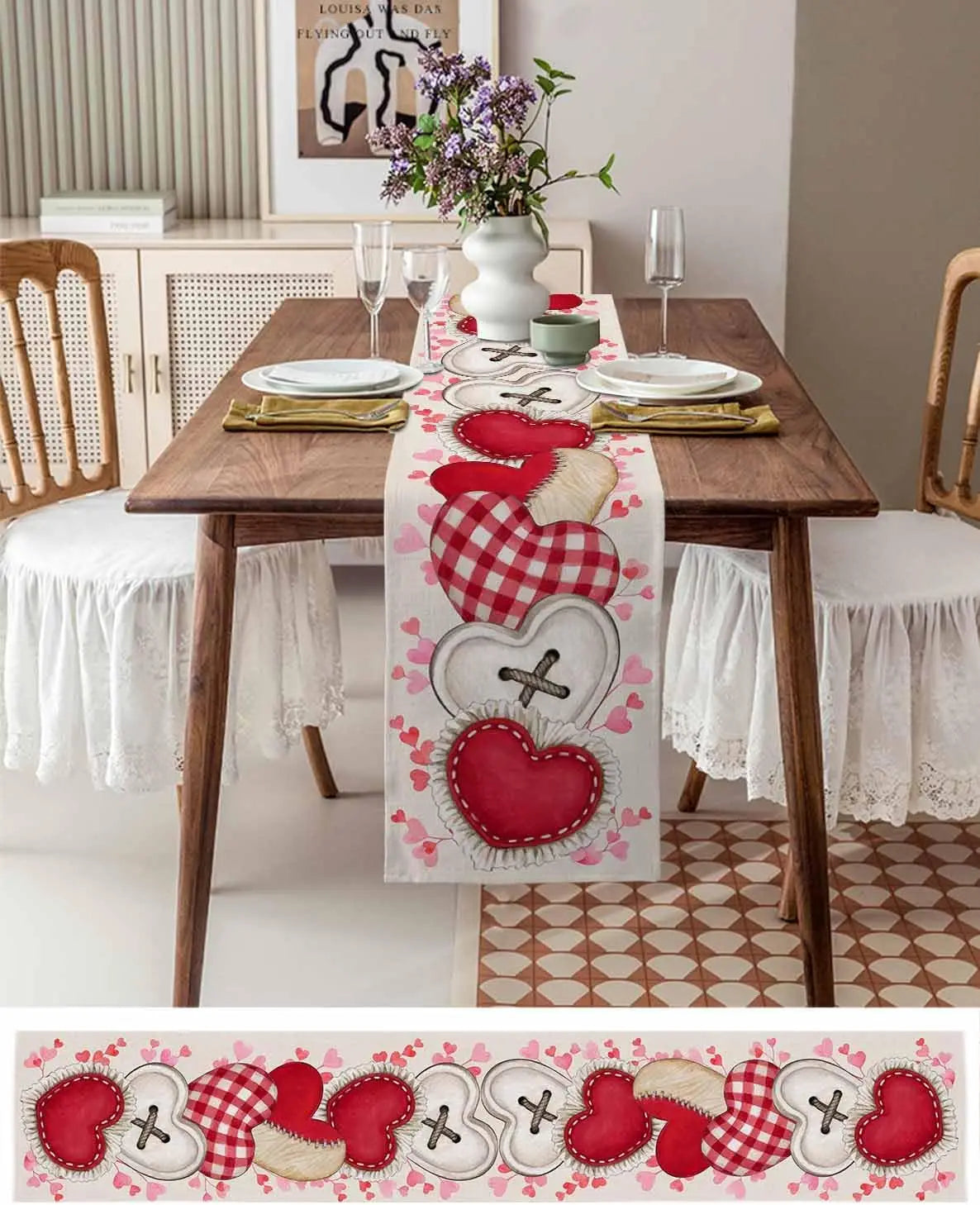 Une table joliment dressée avec une nappe ornée de coeurs rouges et de motifs gingnam, une décoration florale de lilas, et des éléments de style romantique.