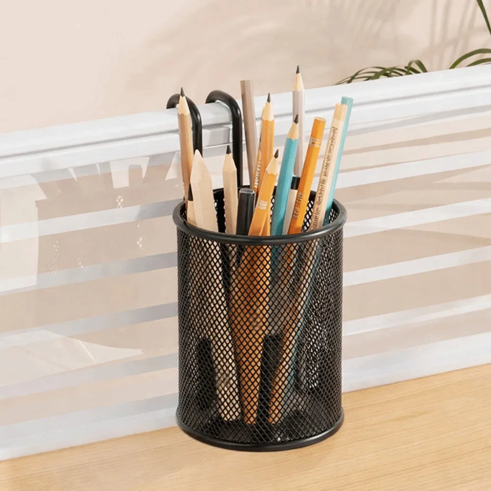 paniers rangement moderne noir blanc maille métallique clips scies crayons règle