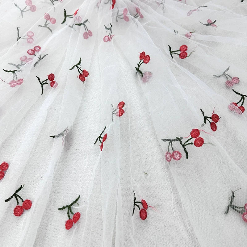 tissu polyester brodé fruits rouges verts transparent broderie blanc roseclair