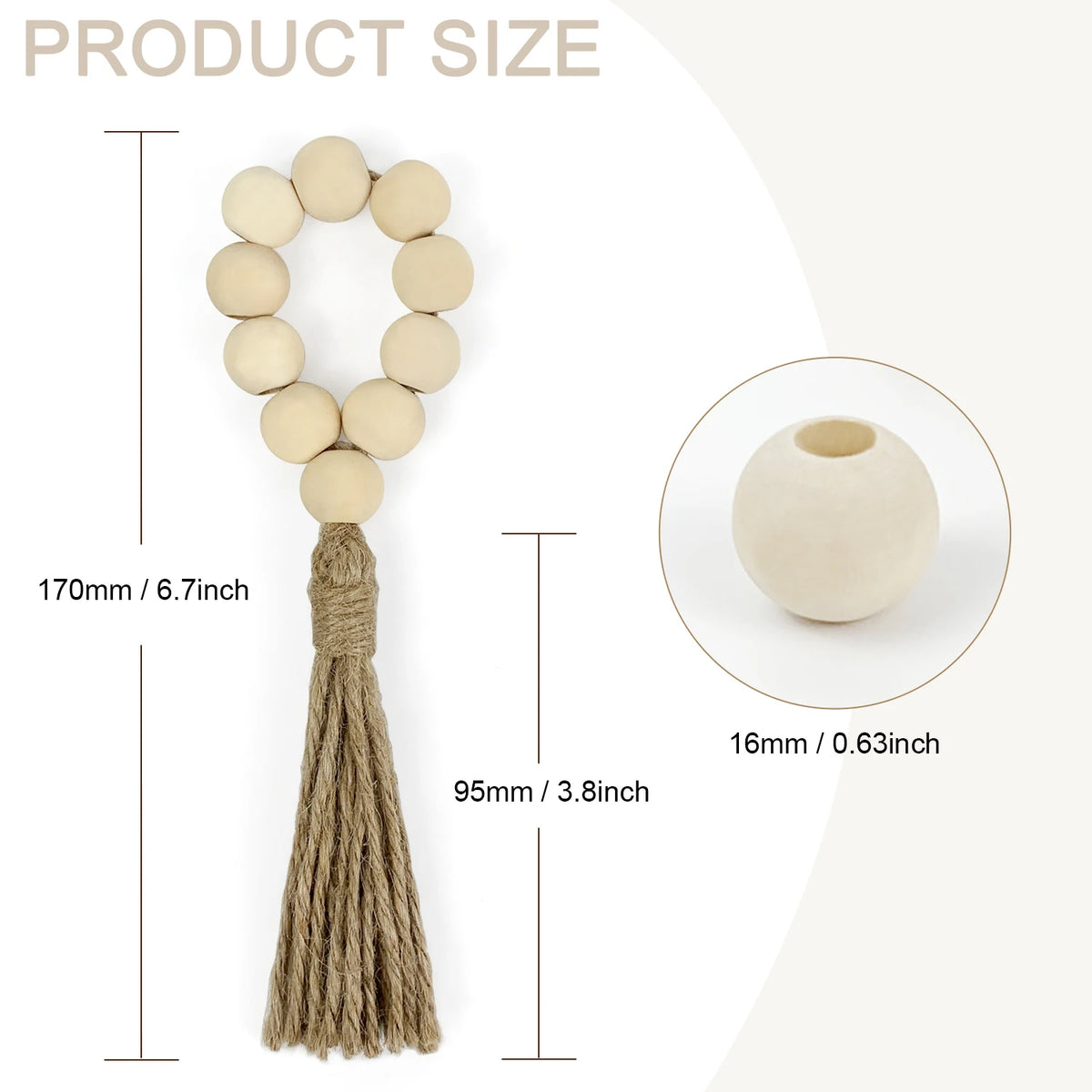 Guirlande ronde en perles de bois beiges avec un gland en fibre de jute, mesurant 170 mm de hauteur et 95 mm de diamètre, idéale pour décorer l'intérieur ou l'extérieur.