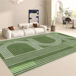 Un élégant tapis vert à motifs géométriques qui apporte une touche de modernité à ce salon lumineux et épuré.