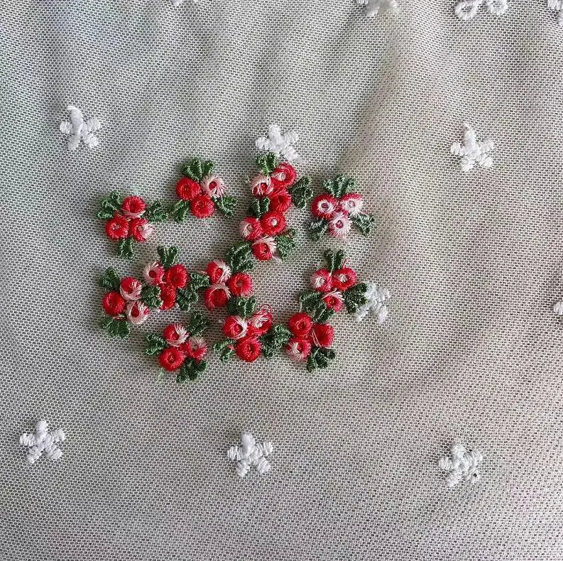 broderies dentelle fleurs simples vert rose blanc traditionnelles couture femmes