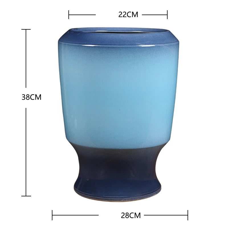 Vase en céramique bleu et turquoise de forme cylindrique, mesurant environ 38 cm de hauteur et 22 cm de diamètre.
