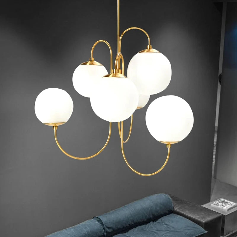 suspension lumineuse moderne or blanc sphères translucides structure métallique élégante têtes lumière froide naturelle