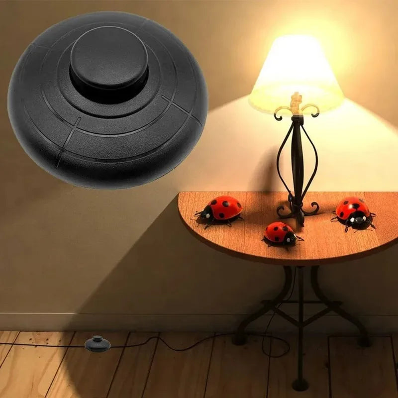 interrupteur pédalier noir moderne lampe pied surface texturée minimaliste visserie ressort métallique