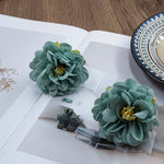 serviettes pliées fleurs artificielles ruban beige blanc rose décoratives table événement