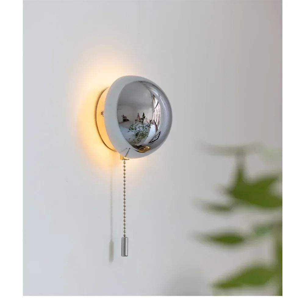 lampe led sphère lumineuse moderne minimaliste argentée dorée noire brillante opaque adhésif