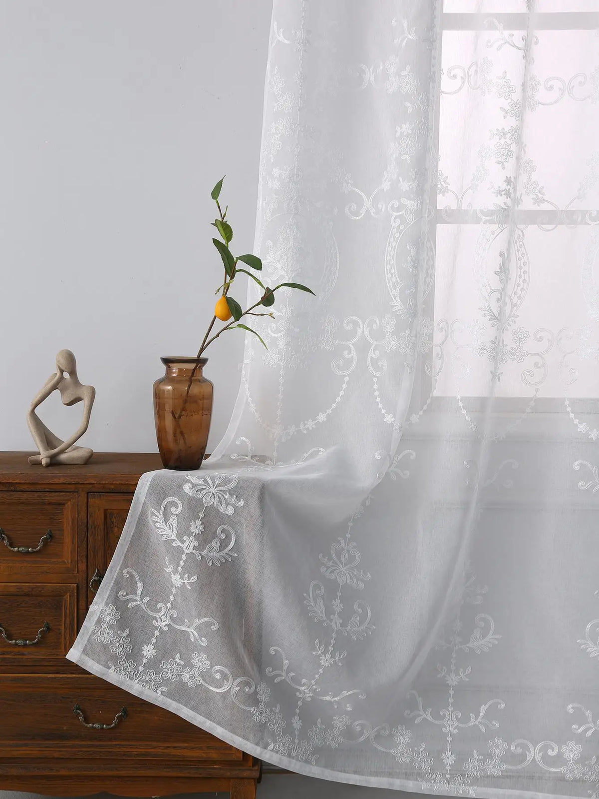 rideaux blancs motifs floraux brodés translucides élégant texture douce