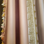 Rideaux élégants roses avec bordures décoratives, idéals pour un salon moderne ou une chambre sophistiquée. Décoration intérieure raffinée avec accents de franges et motifs floraux brodés. Parfait pour ajouter une touche de luxe et de style à votre espace.