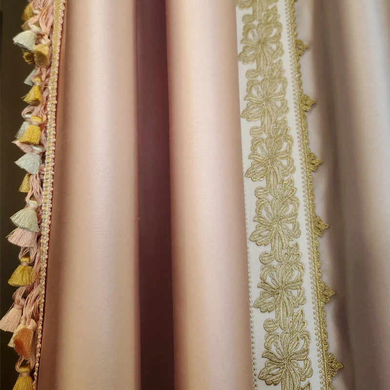 Rideaux élégants roses avec bordures décoratives, idéals pour un salon moderne ou une chambre sophistiquée. Décoration intérieure raffinée avec accents de franges et motifs floraux brodés. Parfait pour ajouter une touche de luxe et de style à votre espace.