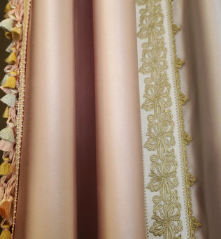 Rideaux élégants roses avec bordures décoratives, idéals pour un salon moderne ou une chambre sophistiquée. Décoration intérieure raffinée avec accents de franges et motifs floraux brodés. Parfait pour ajouter une touche de luxe et de style à votre espace.
