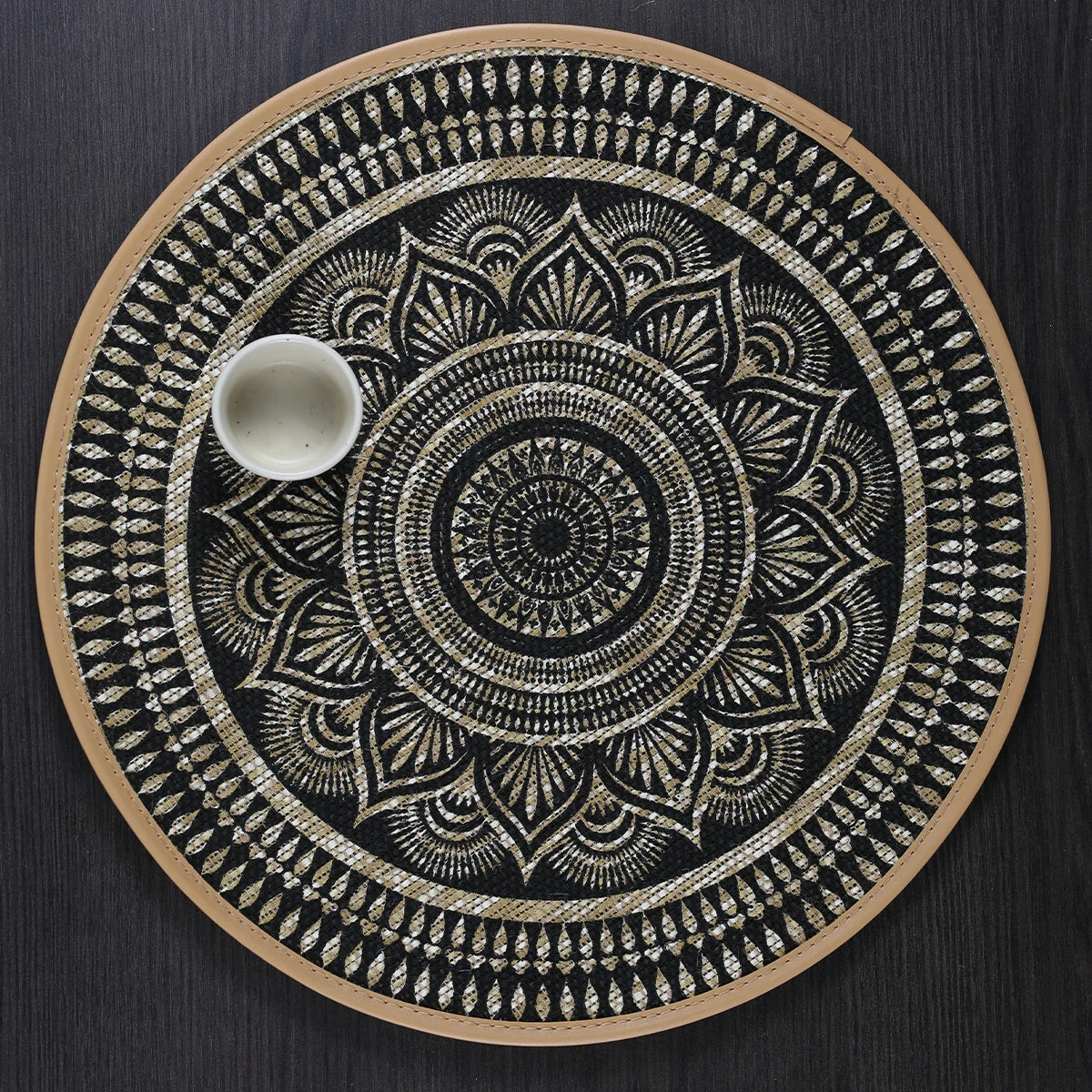 assiettes mandala noir doré ethnique traditionnel bohème decoration table tapis coussinets