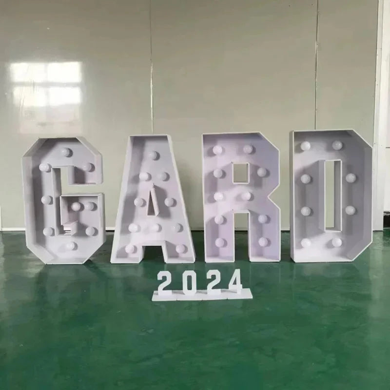 Décoration intérieure avec lettre lumineuse géante blanche