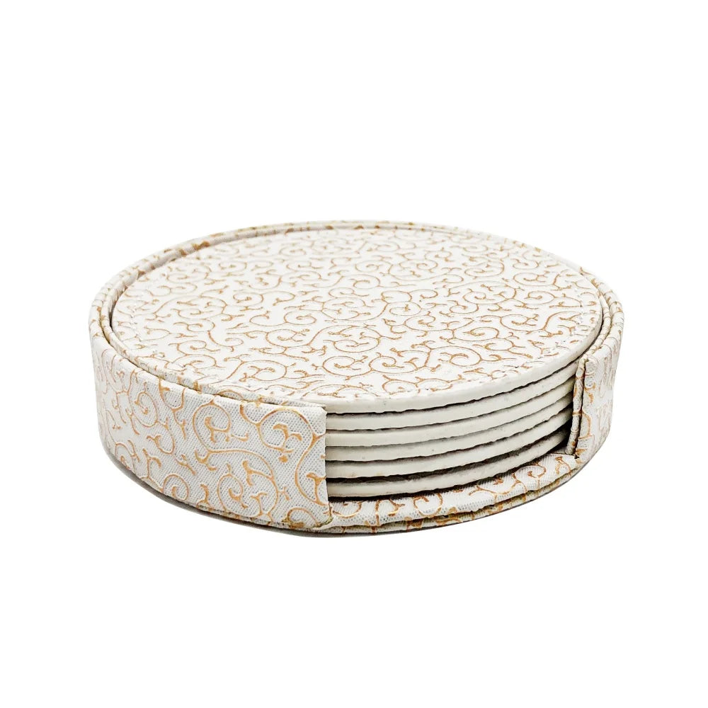 Une pile de sous-verres décoratifs avec des motifs dorés sur fond blanc, offrant une touche élégante et ornementale à la décoration d'intérieur.