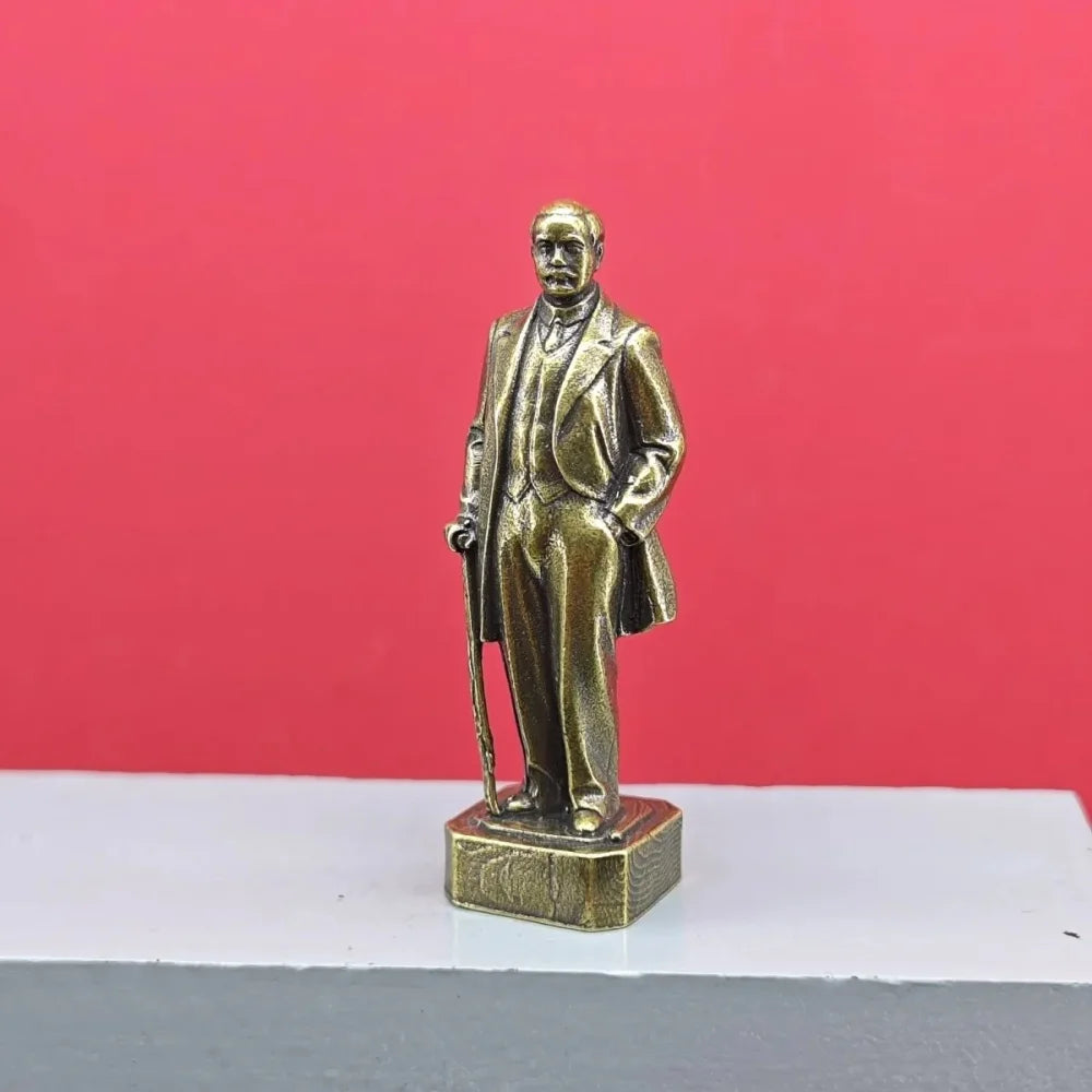 statuette gentleman rétro dorée détaillée brillante objet collection décoration maison socle doré vintage classic