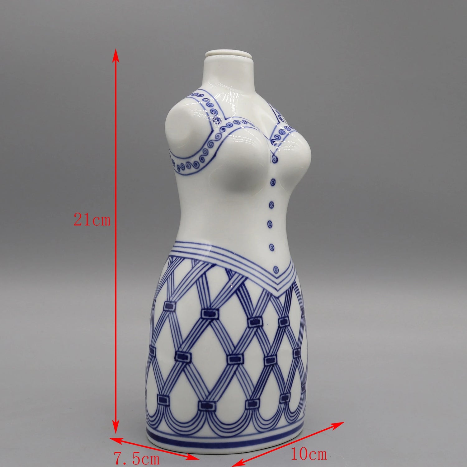 Figurine en céramique blanche et bleue représentant un design géométrique décoratif.