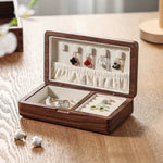 boîte bijoux bois foncé tissu doux élégante colliers boucles doreilles bagues bracelets