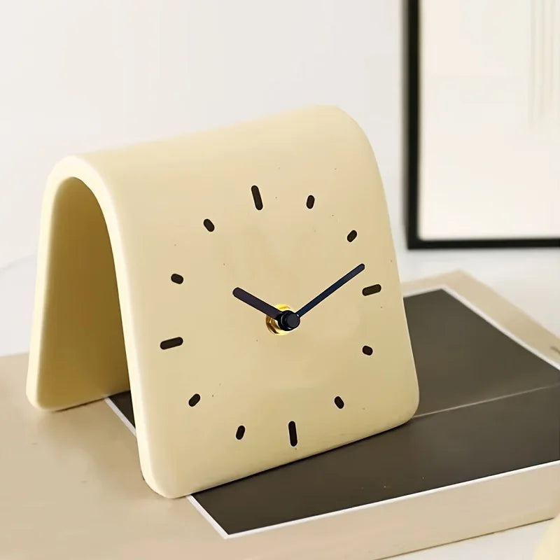 horloge moderne minimaliste acrylique arborée batteries AA points noirs crème noir