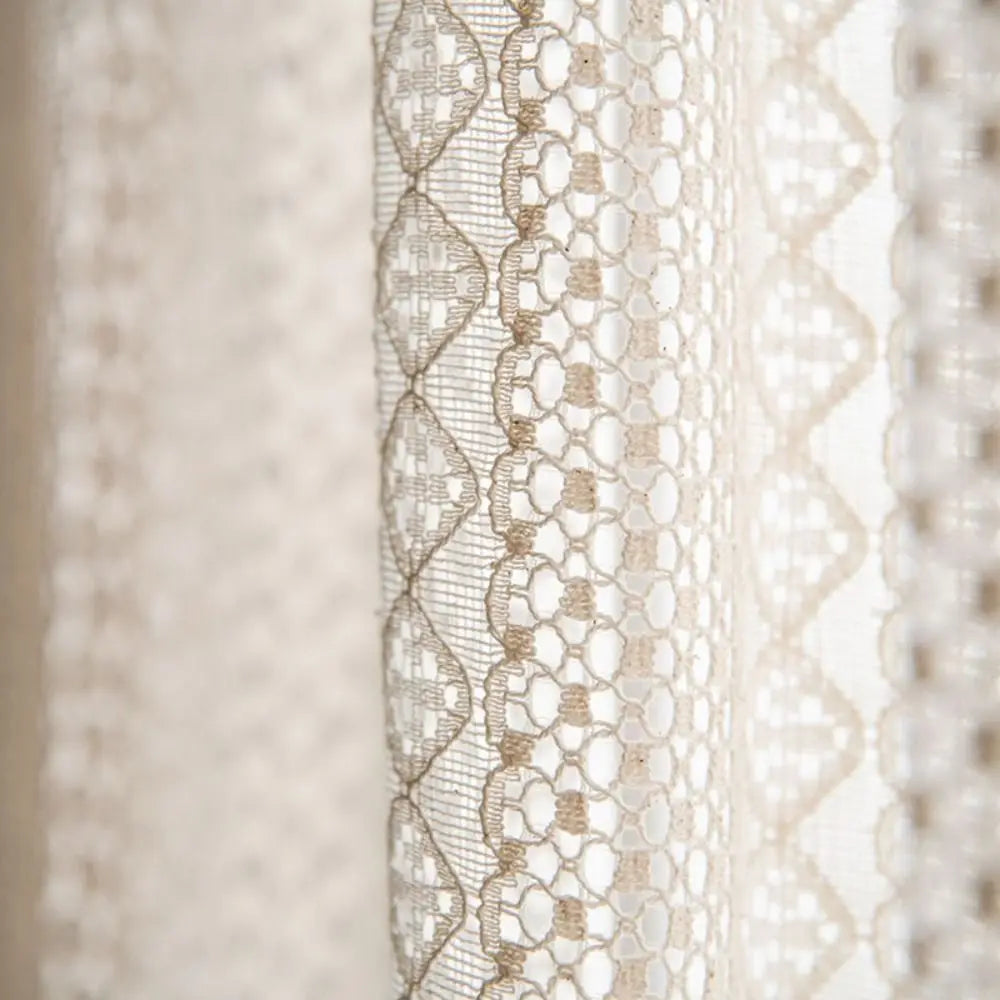 rideau boho chic beige clair dentelle fine motifs géométriques pompons blancs 100 coton résistant