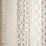 rideau boho chic beige clair dentelle fine motifs géométriques pompons blancs 100 coton résistant