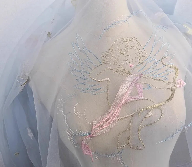 tulle transparent brodé putto fleurs roses tulipes marguerites romantique couleur bleu clair rose pâle